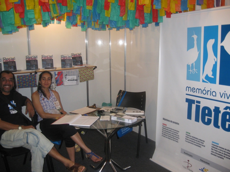 Edson e Patricia expondo na Feira Ong Brasil representando Movimento Cultural Penha