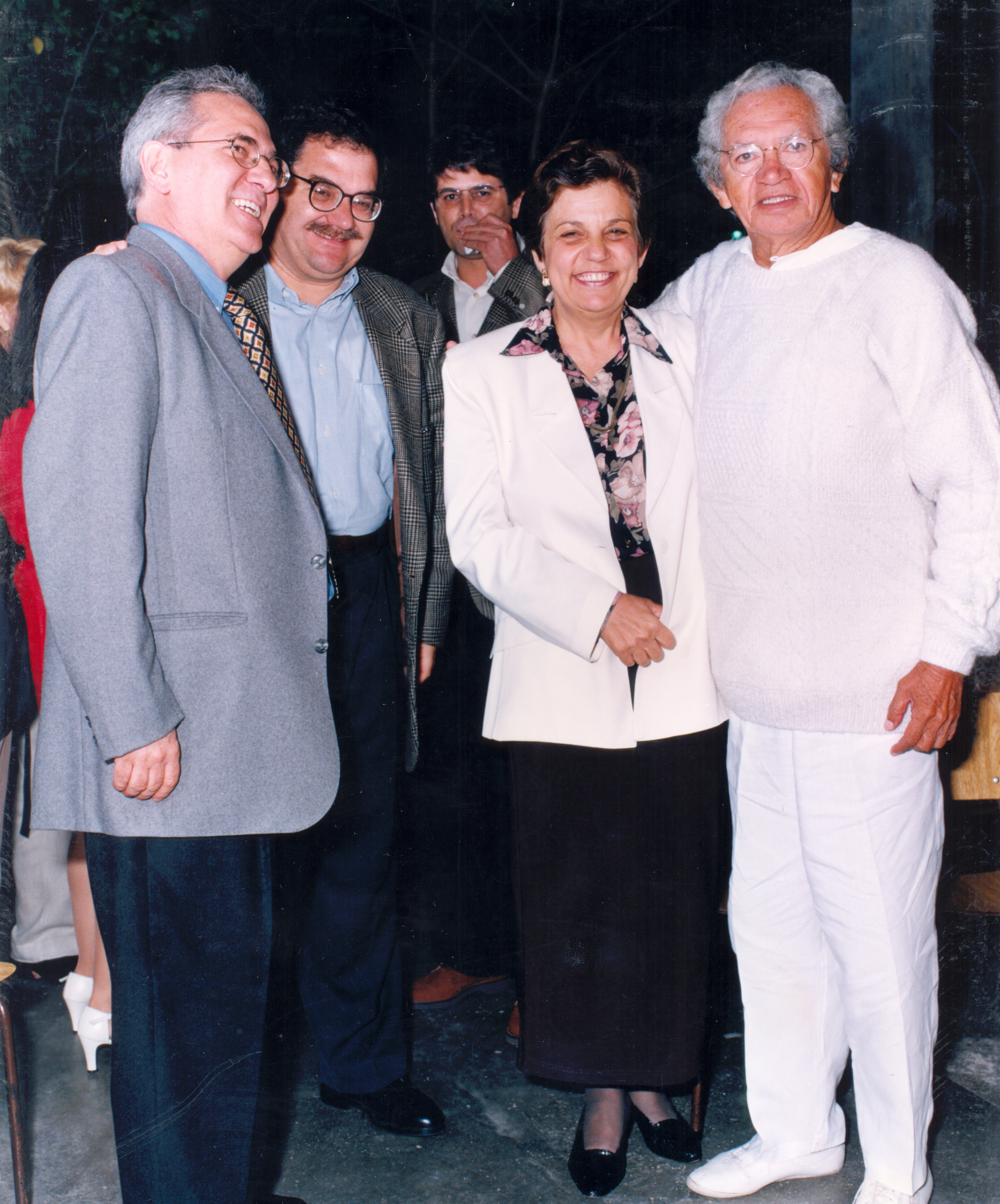 Amigos reunidos em homenagem a Thiago de Mello.