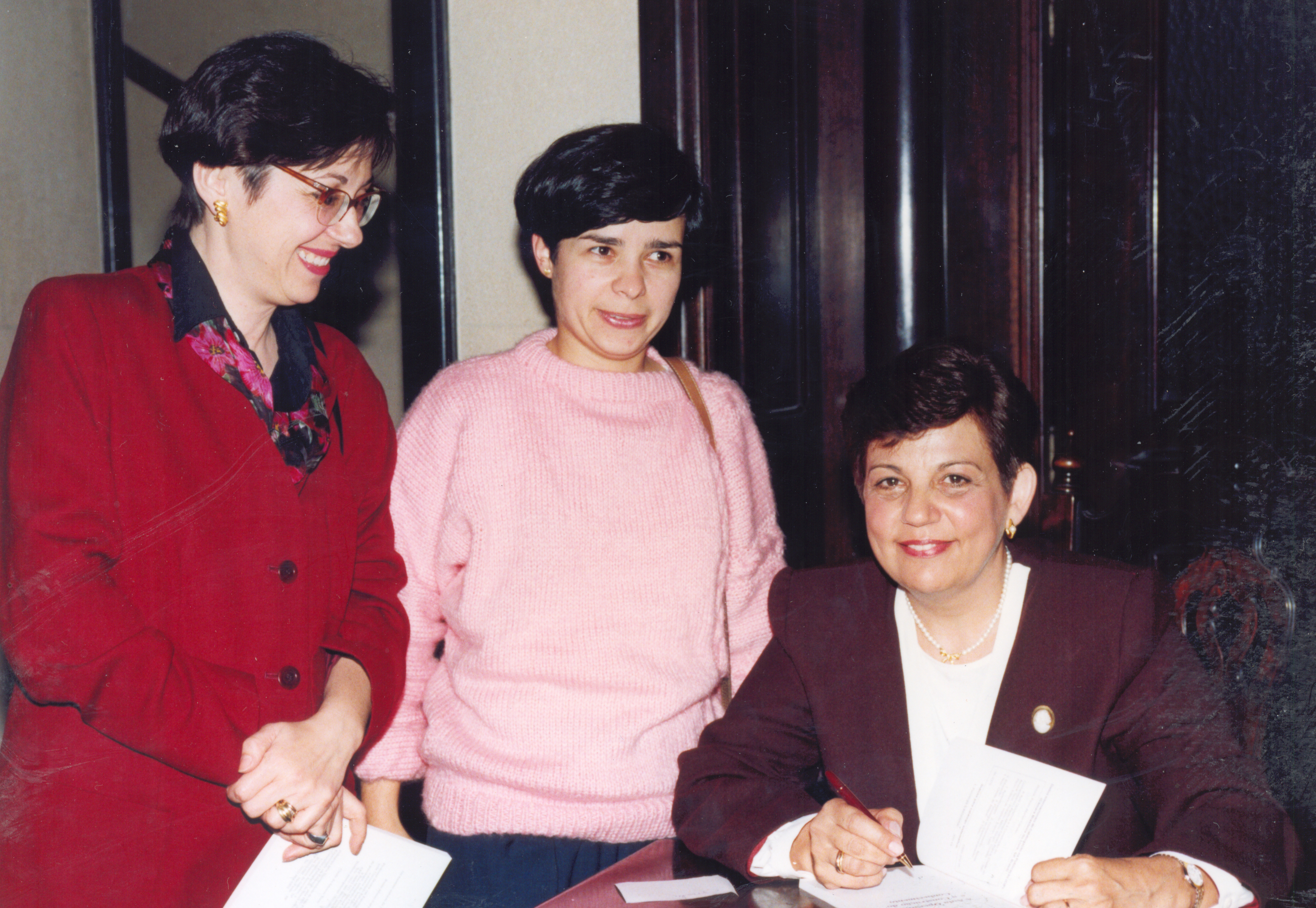 Cleide com as amigas Eliane e Vitória no lançamento de seu livro 