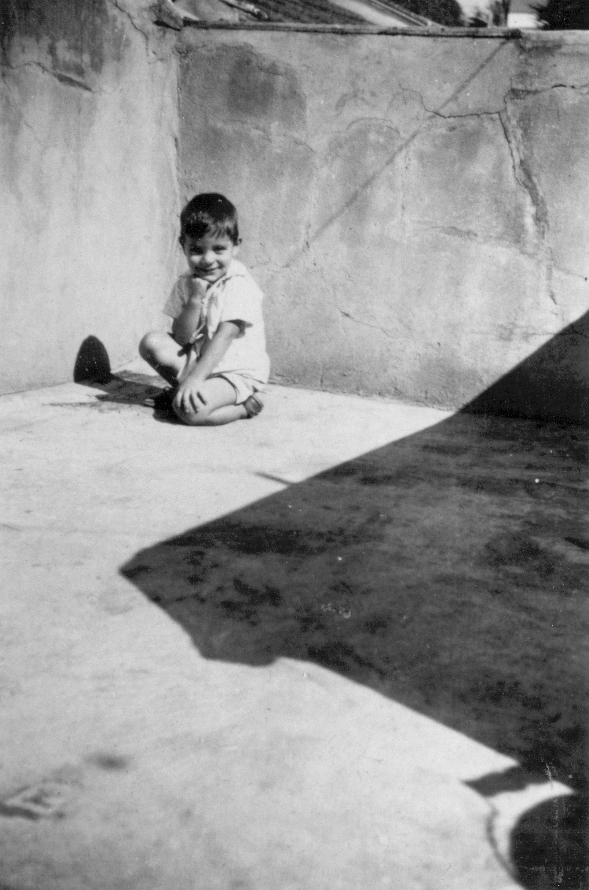 Retrato de um menino sorrindo.