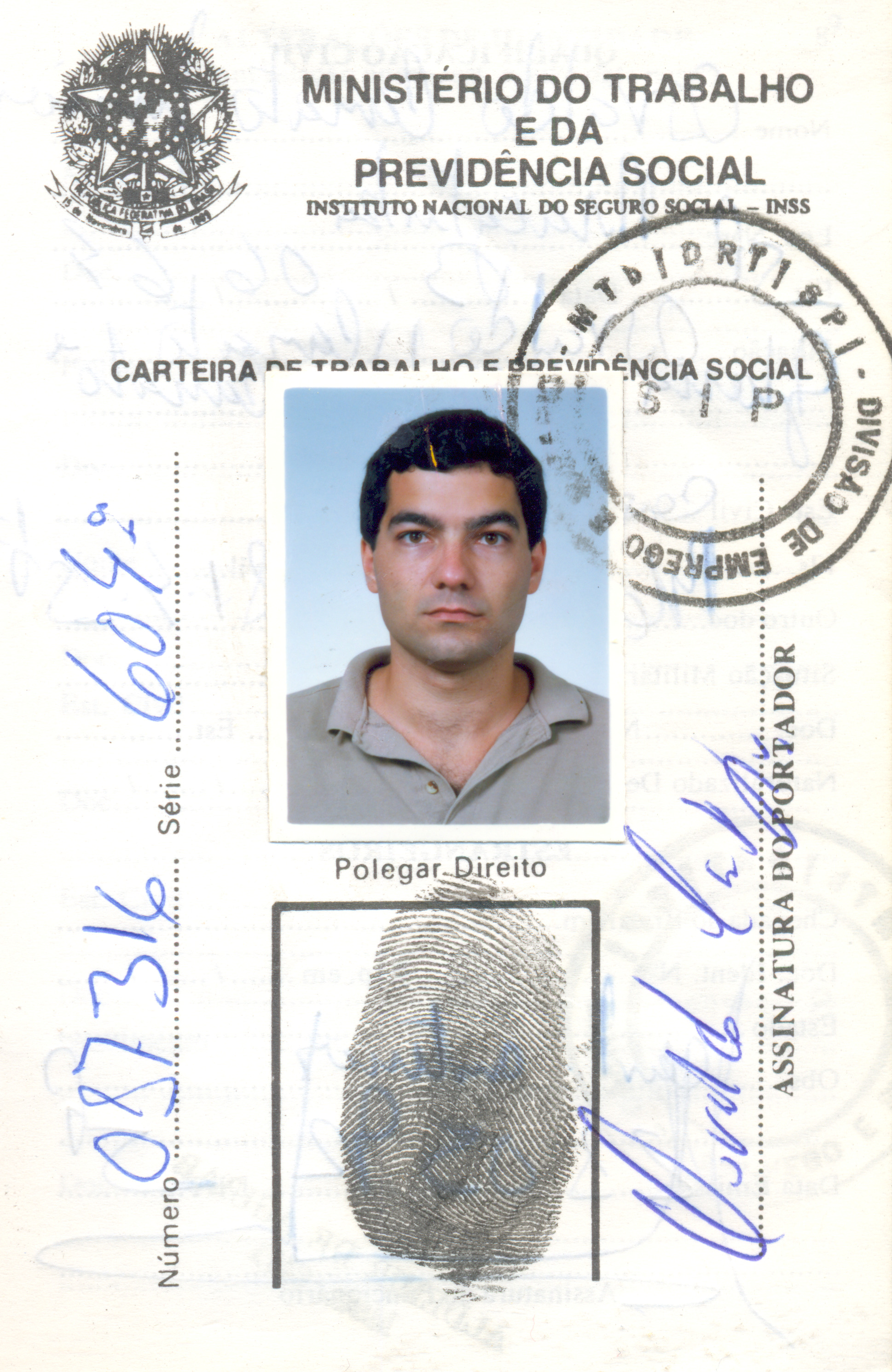 Carteira de trabalho de Oswaldo.