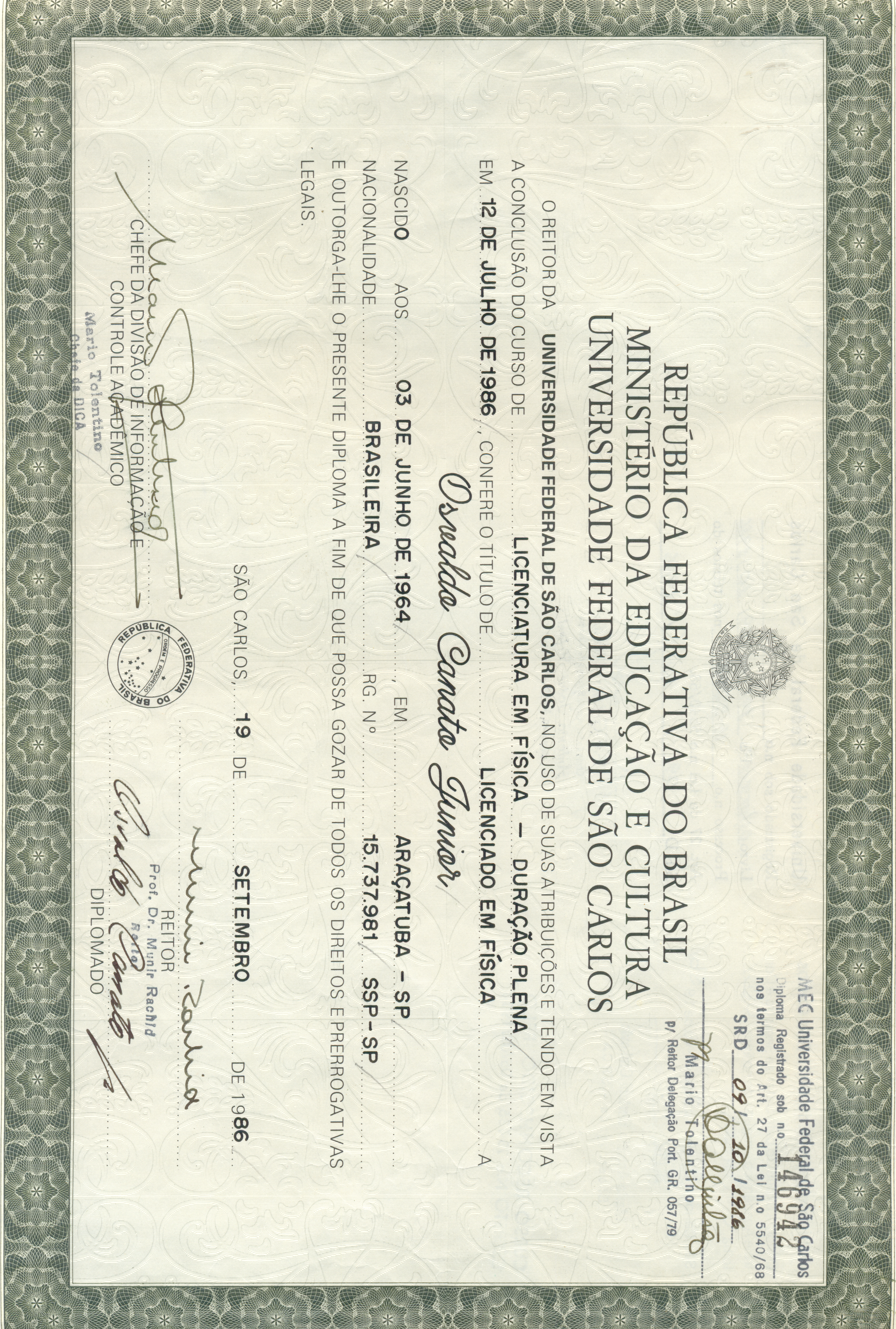 Diploma de Osvaldo, formado em física pela UFSCAR