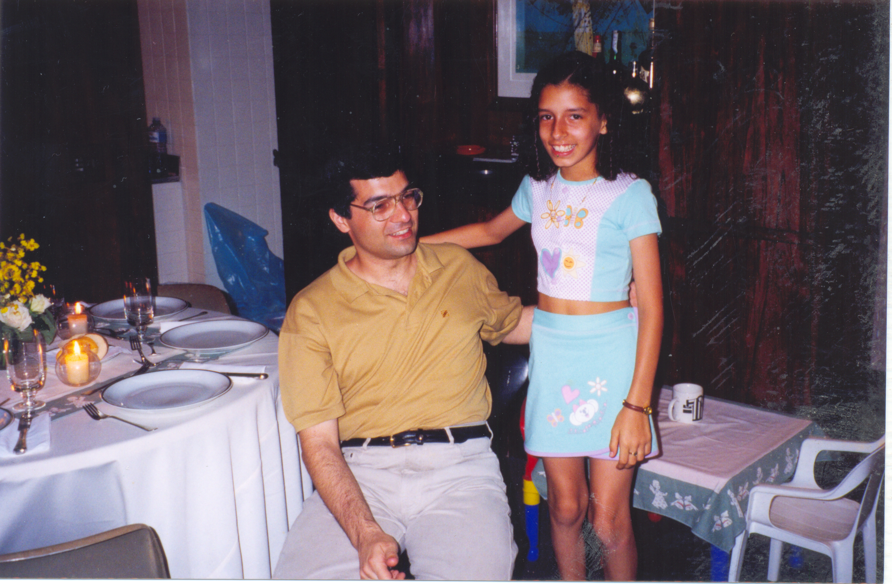 Osvaldo e menina não-identificada em um possível jantar.
