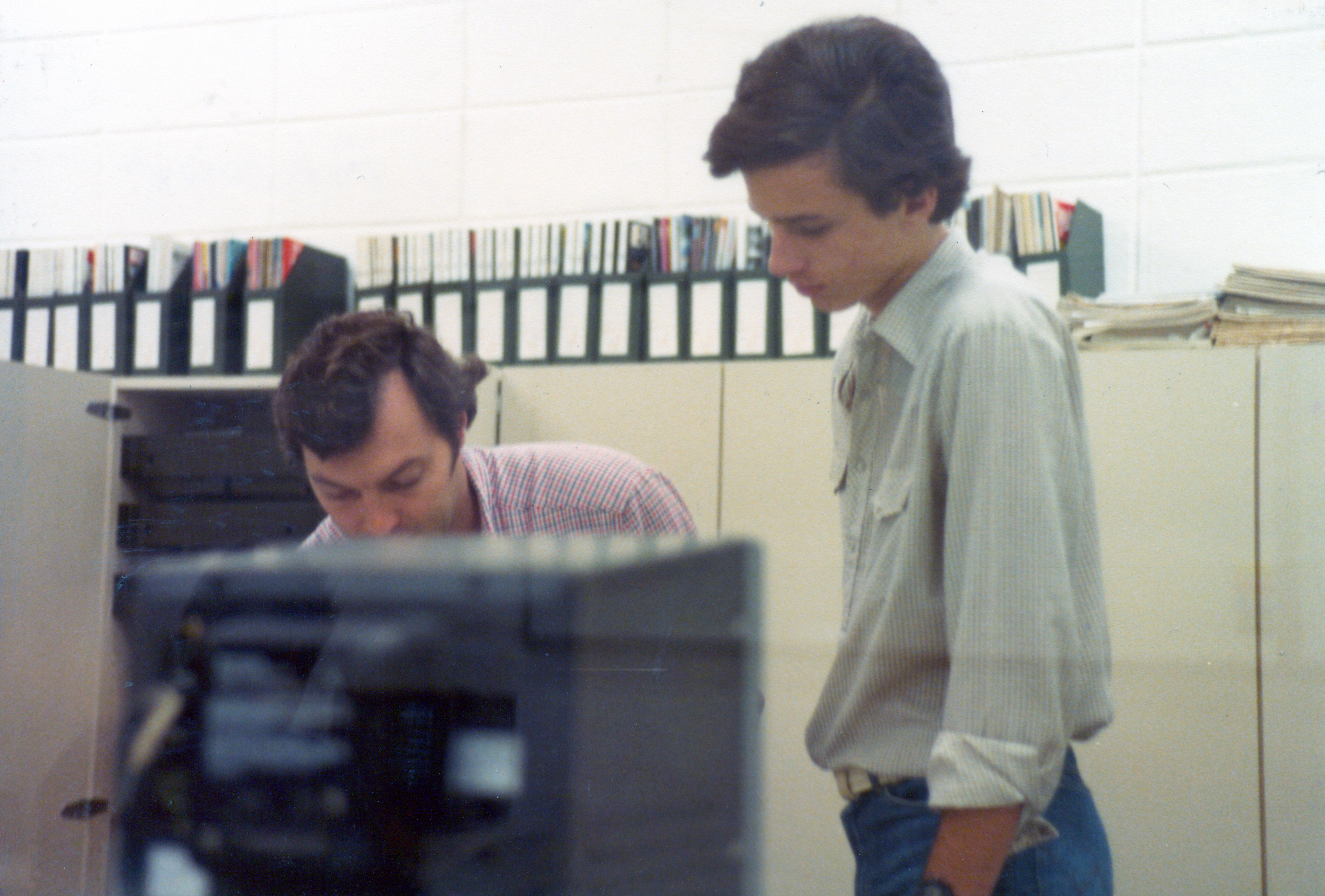 Tucci e Daniel Falconer em frente ao computador central.