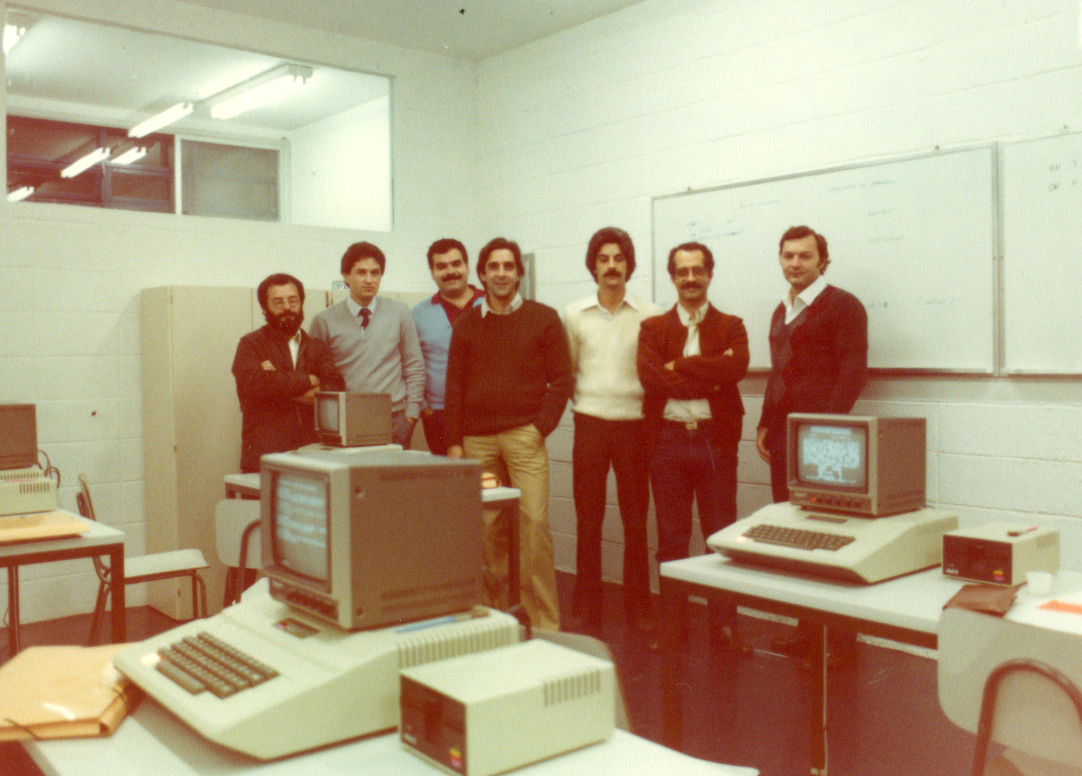 Equipe de professores do Pueri Domus reunidos em seu laboratório.