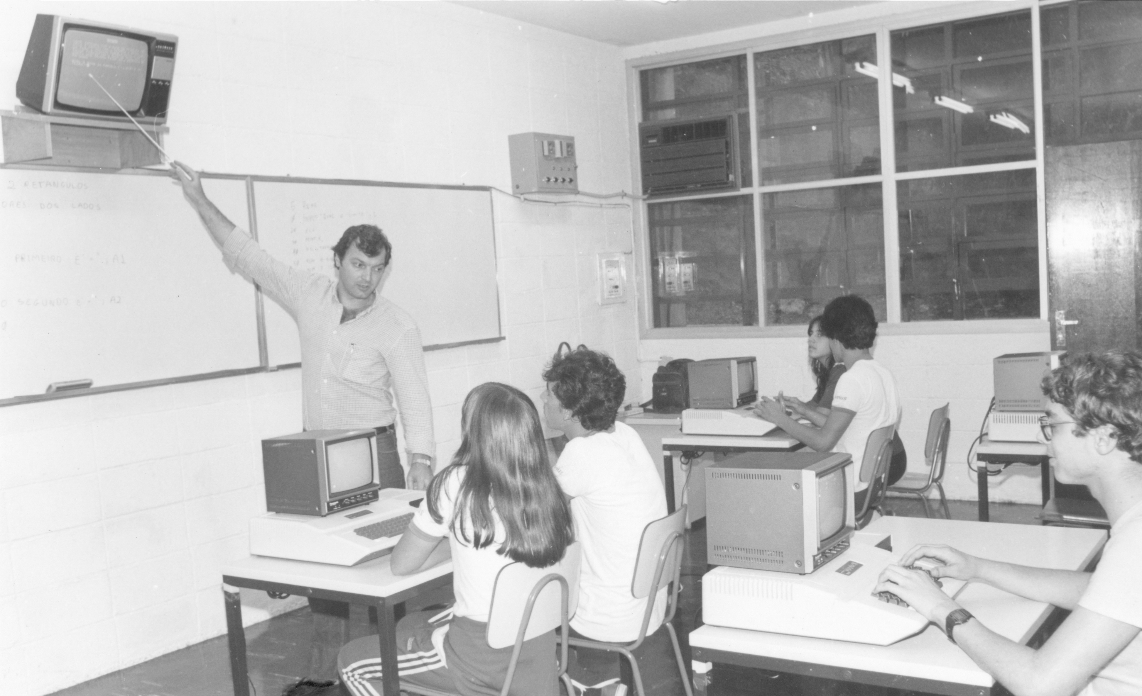 Aula na sala de informática.