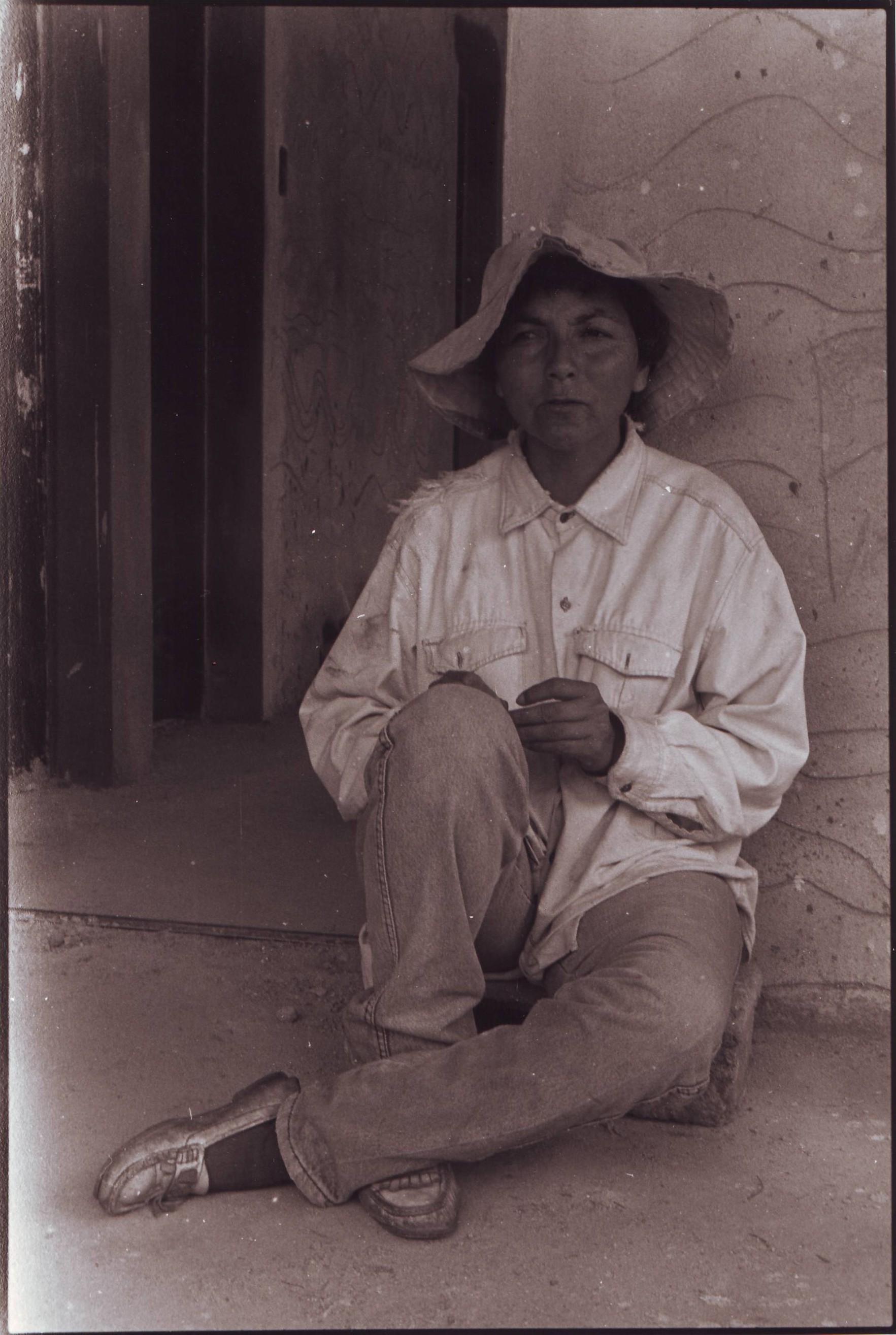 A agricultora argentina Maria Cristina Juarez, em momento de descanso no mutirão de construção de moradias, em 1998