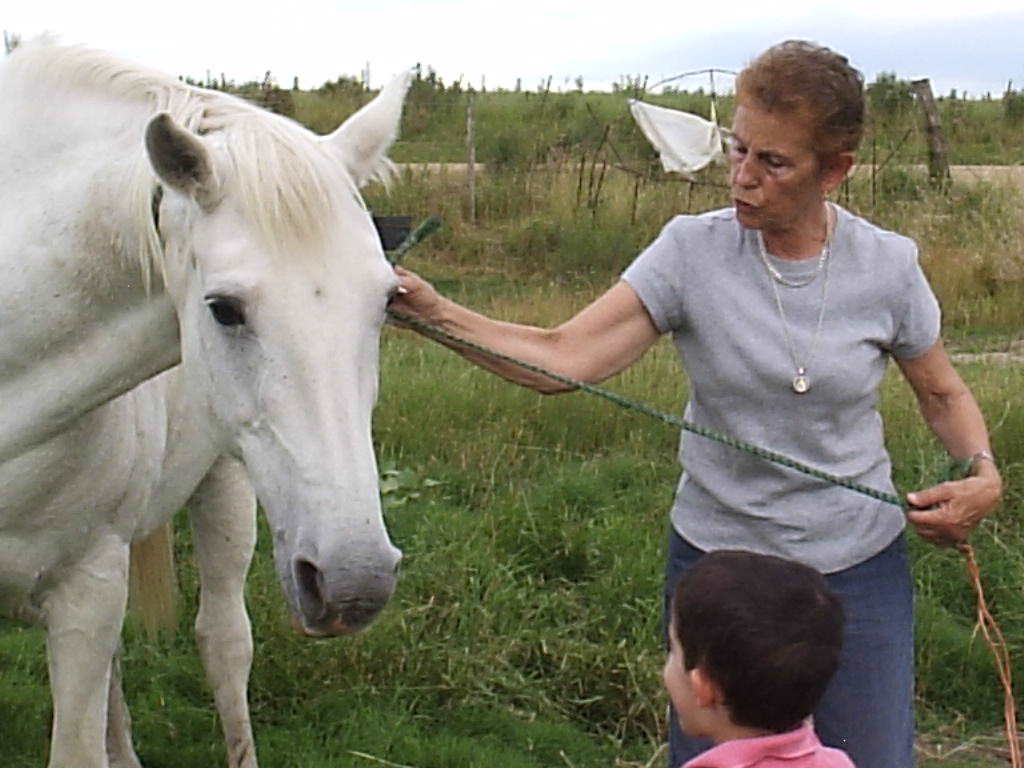 Preparando-se para um passeio a cavalo, em 2004