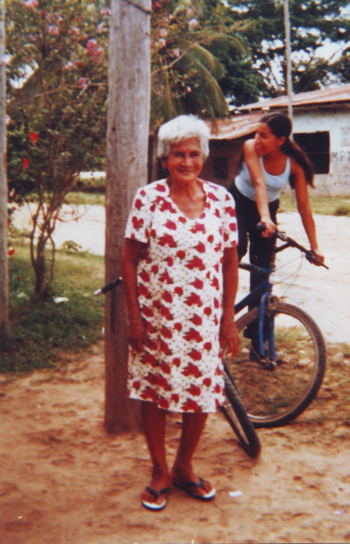 Sua avó Zenobia em uma rua de sua comunidade