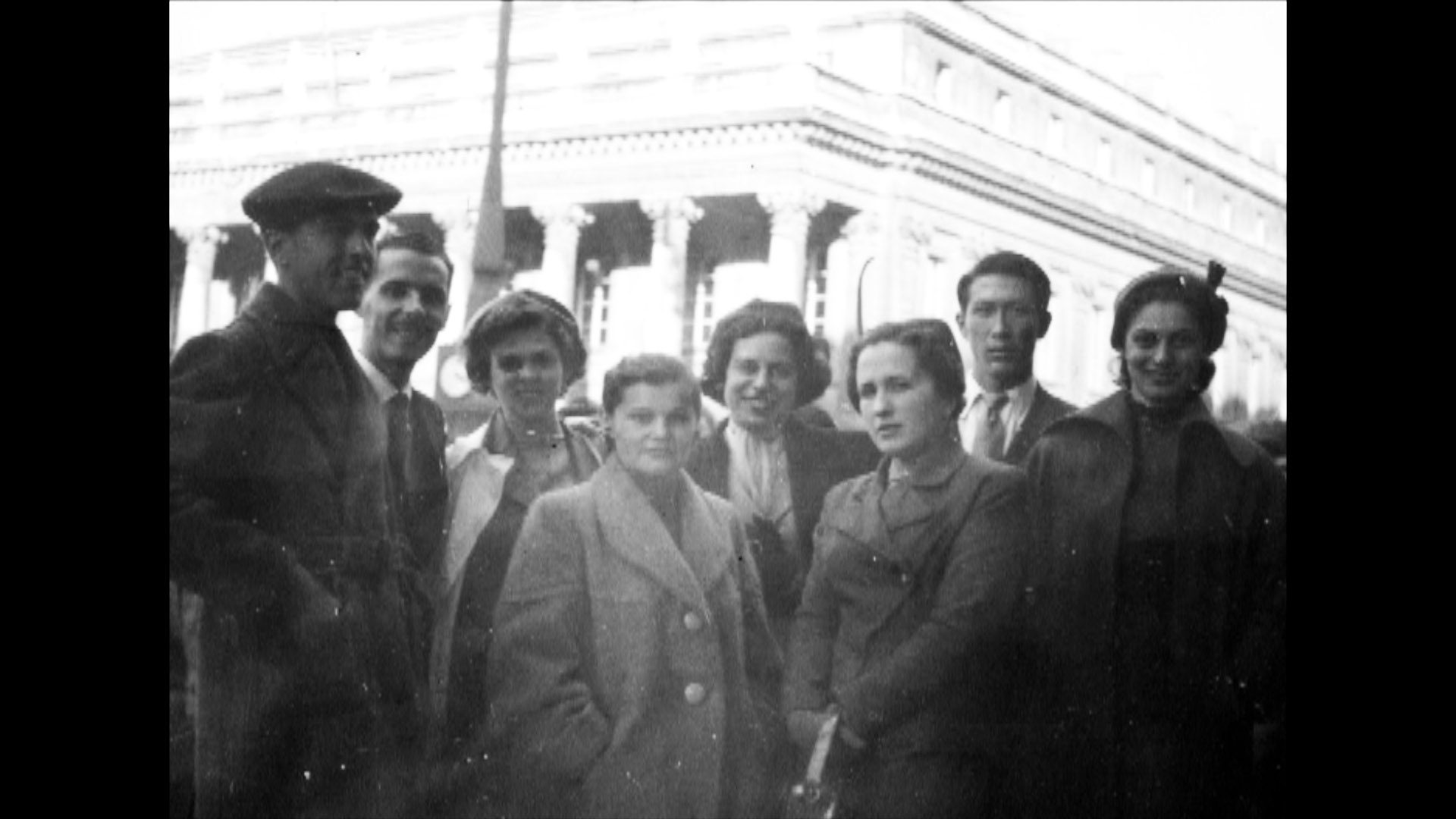 Grupo de brasileiros logo após o desembarque do navio Lavoisier. Ao centro, sorrindo, Almerinda Rastelli Montenegro de Menezes. O fotógrafo é de Louis, Henri Robin. Ele encontrou o grupo por acaso e se ofereceu para bater a foto. Se não fosse esta foto, talvez não existisse essa historia de vida.