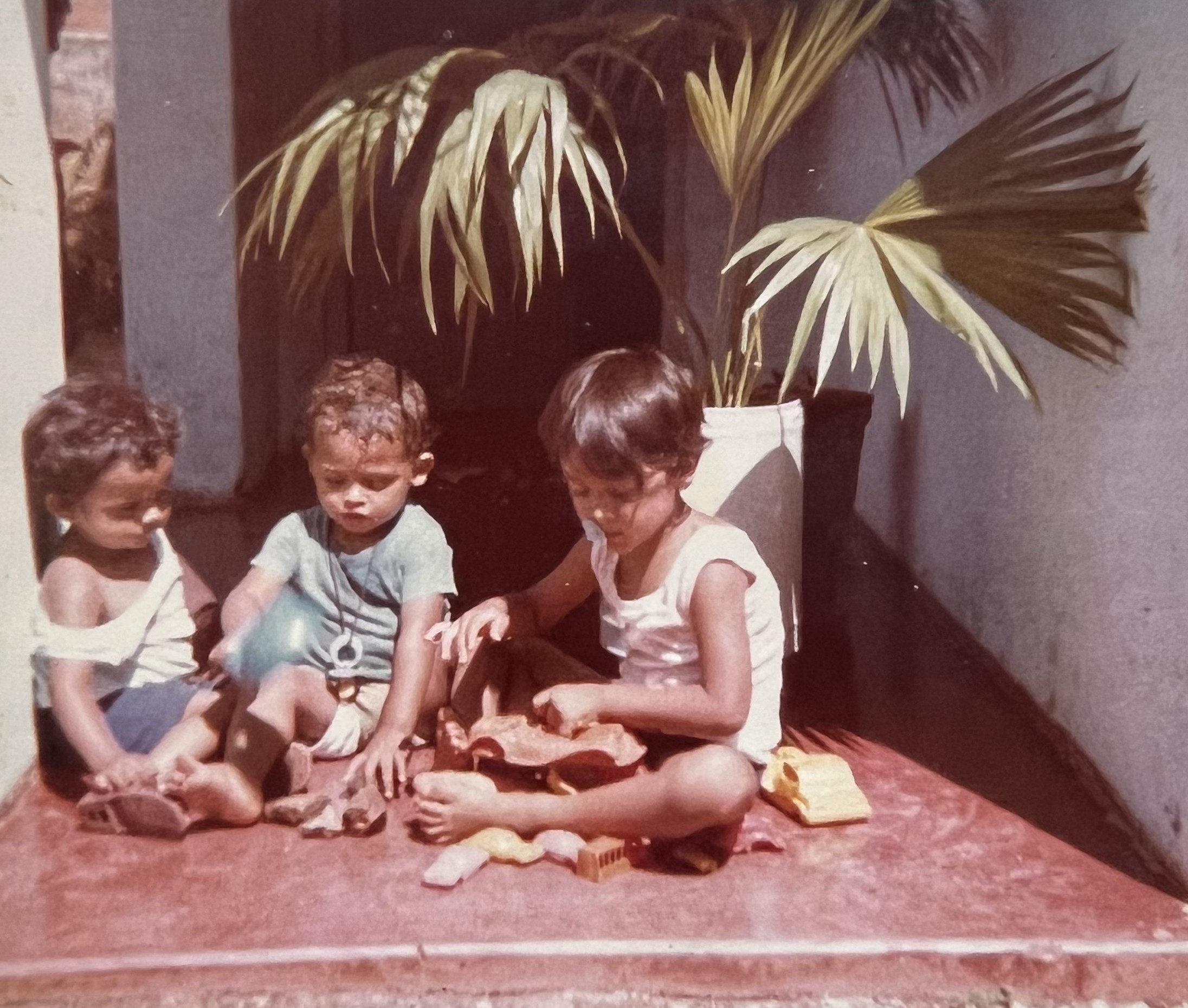 Luiz com os seus primos, Pedro e Marcos, na década de 1980.