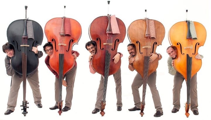 Ensaio Fotográfico da Orquestra de Contrabaixos Tropical, quinteto dirigido pelo contrabaixista francês Tibô Delor, que tocava composições originais e arranjos feitos por integrantes do grupo.