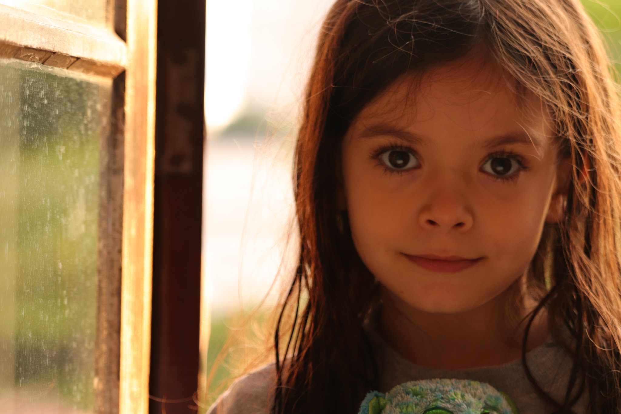 Descrição: Retrato de Joana, a caçula da família, quando tinha aproximadamente cinco ou seis anos, na casa onde nasceu, no bairro do Butantã, em São Paulo.