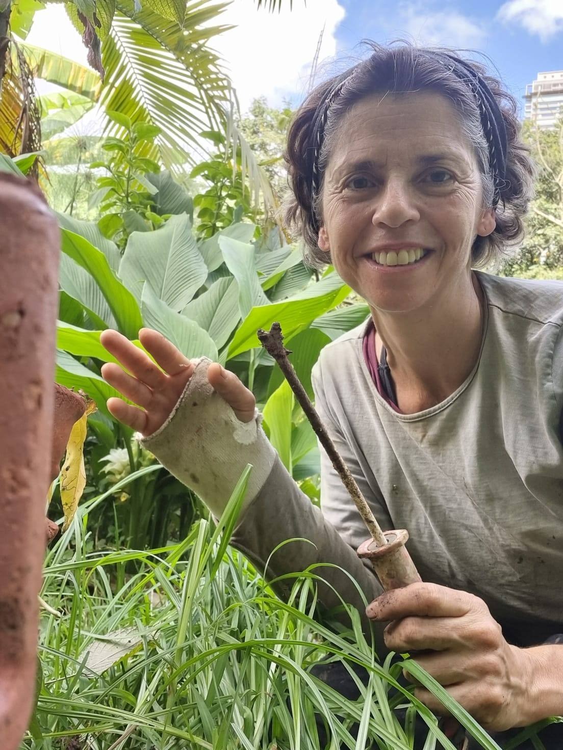 Sorridente na horta e trabalhando no manejo mesmo com o braço imobilizado por gesso. O registro mostra com leveza e bom humor a rotina e a dedicação diária da agricultora urbana, que não deixa de cuidar do plantio mesmo diante dos imprevistos.