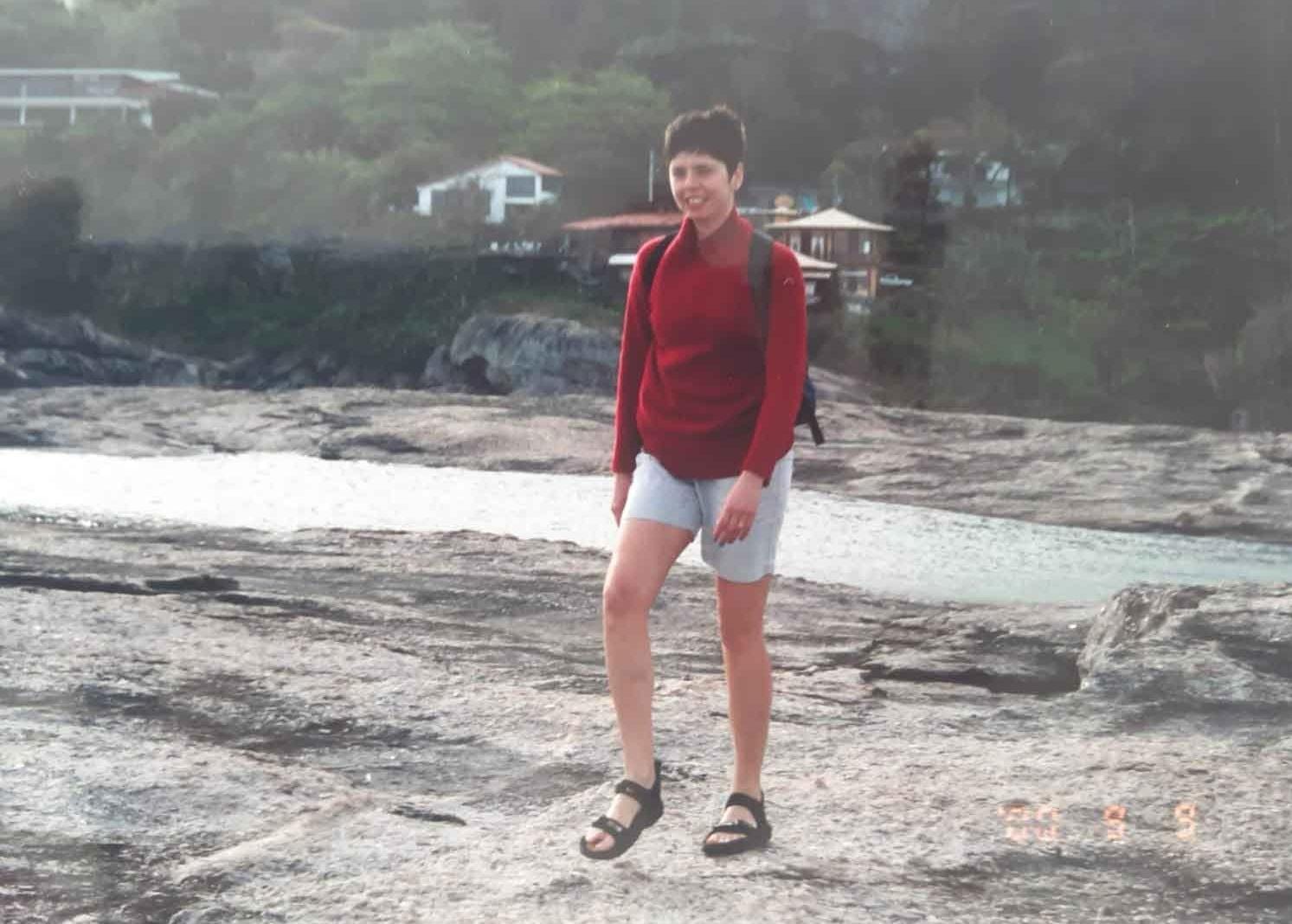 Sorrindo durante um passeio pela costa de Niterói
