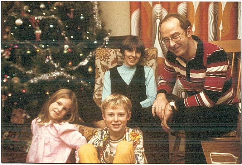 Dawn, seu irmão Mark e seus pais Roland e Anne, durante o Natal de 1979.