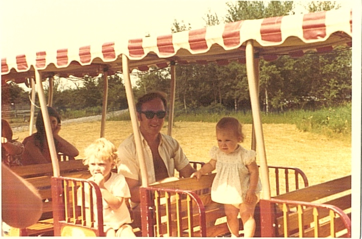 Dawn, seu irmão Mark e seu pai Roland durante uma viagem de trem, em 1974, na Inglaterra.