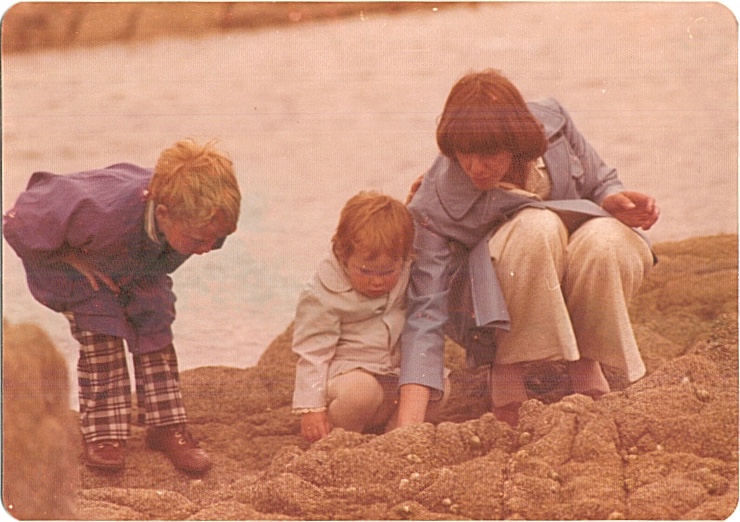 Dawn, durante a infância, descobrindo piscinas de água no Canadá, em 1975.