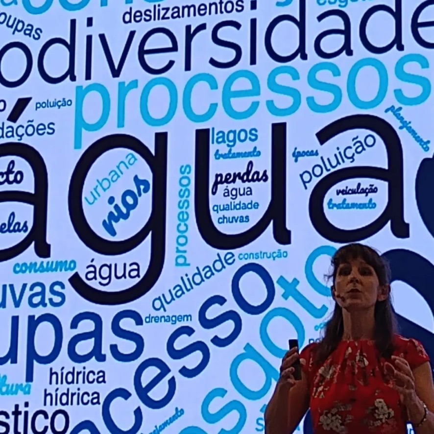 Dawn durante uma apresentação no Ted Talk - TedXJurubatuba, em São Paulo, em 2022.