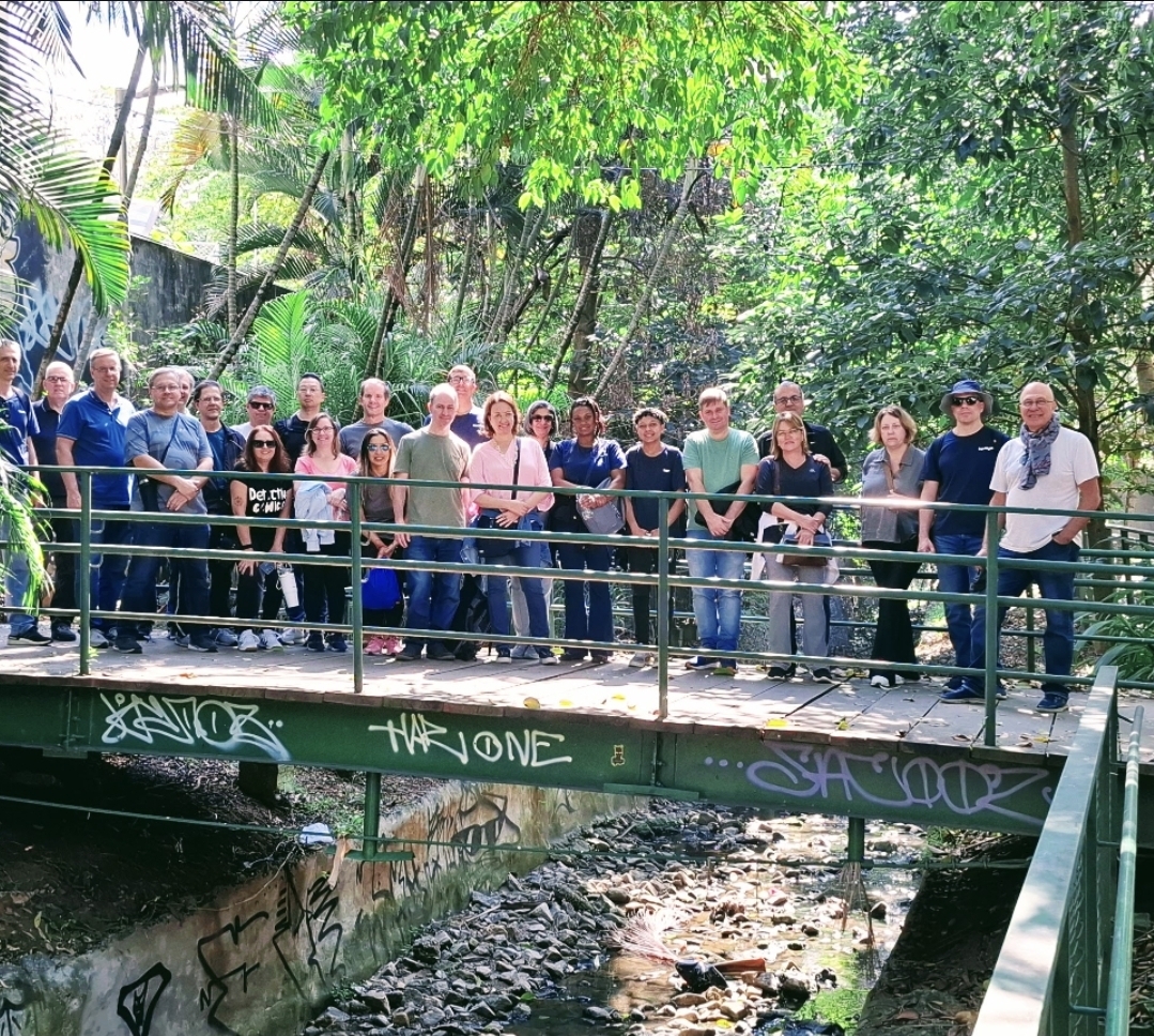 Equipe da Seja Digital em expedição do projeto Rios e Ruas por curso d'água urbano descoberto na cidade.