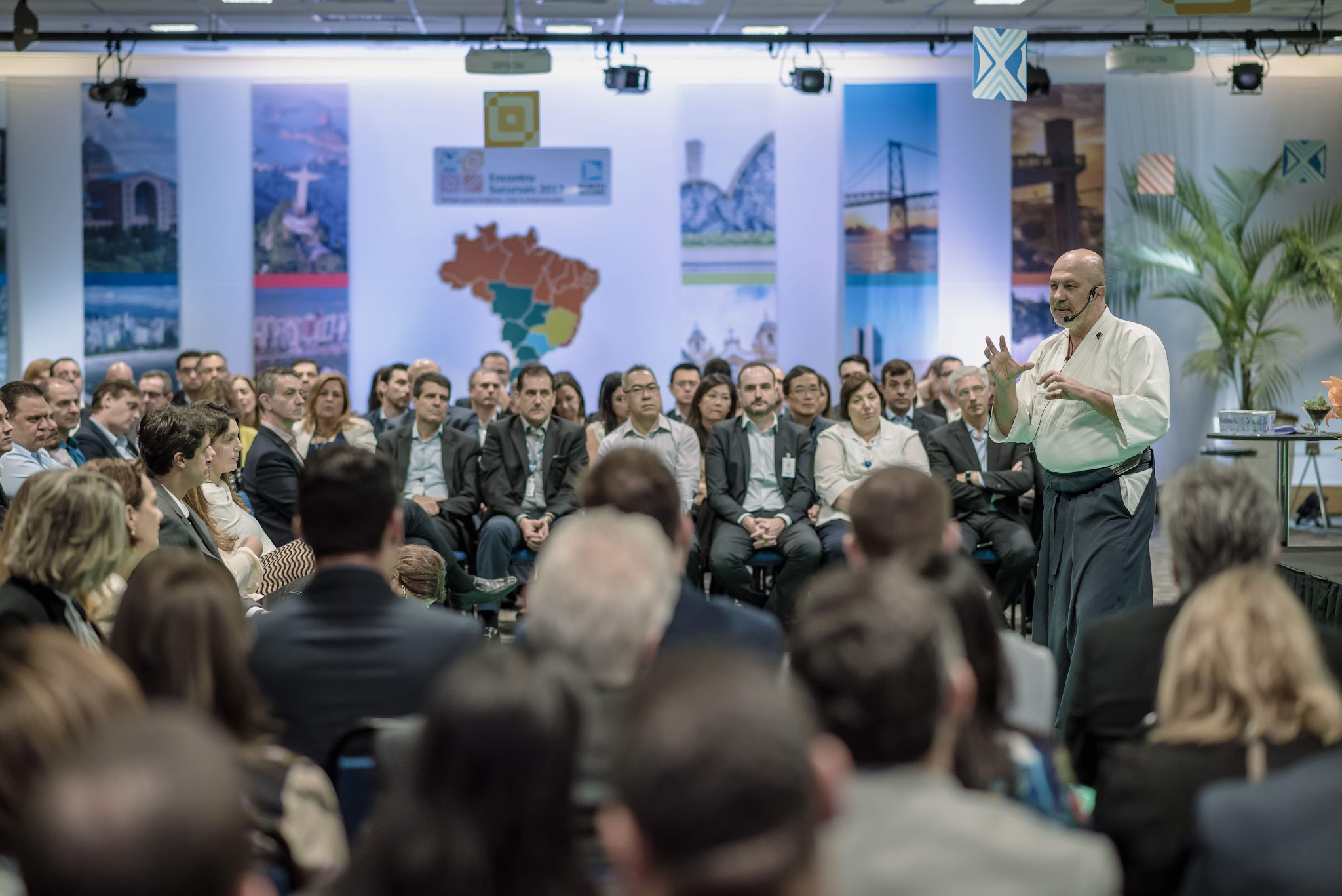 Zé Bueno ministra palestra e demonstração de Aiki Core para público corporativo durante o evento Café com Líderes da Porto Seguro.