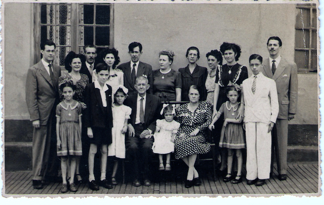 Família de meu pai, José Cândido Rodrigues Bueno (o último à direita), junto com meus tios Lano, Maninha, Anita, Paulito, Lúcia, Esther, Glória e Elisinha, além de meus primos Franklin e Lineu. E, sentados ao centro, meus avós paternos, Francisco e Elisa.