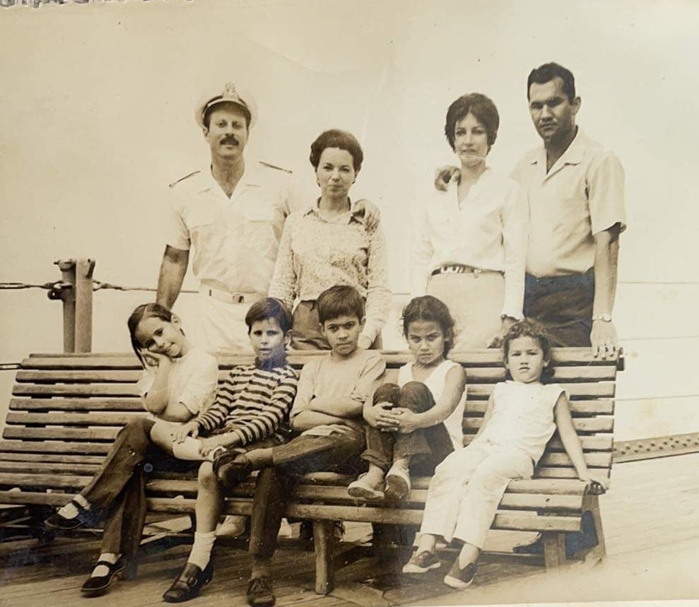 Com meus primos Luiz Mário, na época Capitão de Corveta, Dinah, Luiz Guilherme e Ana Beatriz em dia de visita ao Navio Tamandaré.