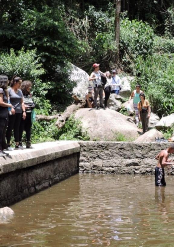Registros de uma das caminhadas de educação ambiental guiadas pelo Sr. Quintino no alto da Serra da Cantareira. O grupo observa a antiga caixa de pedra de captação e guarda das águas do Canivete, estrutura que faz parte do mapeamento de nascentes defendido pela comunidade.