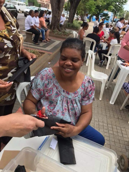 Sirley realizando atividade na oficina de Abayomi, em comemoração ao Dia Nacional da Consciência Negra, na  Praça Deputado Lêonidas Camarinha.
