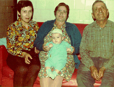 Família de Antonio (pai, mãe e esposa) em recordação do nascimento de Fernando (filho). Da esquerda para direita: Luzia Claudinês do Prado Prazeres (esposa), Anna Maria Marcos dos Prazeres (mãe), Fernando dos Prazeres (filho) e Antônio dos Prazeres (pai).