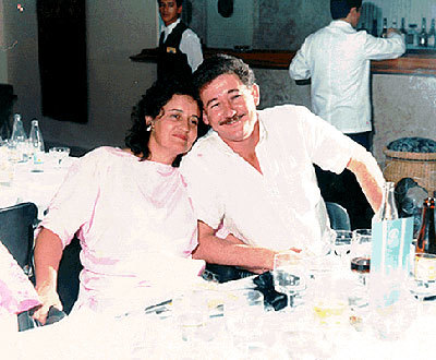 José Benedito e a esposa, Vera Lúcia Zani, na festa de passagem de ano no Hotel São Pedro. Ao fundo, no bar, os funcionários do estabelecimento. Os que trajavam paletó branco são profissionais e os vestidos com colete preto, alunos.