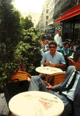 José Benedito pagando a conta do café da manhã em um café na Champs-Élysées.