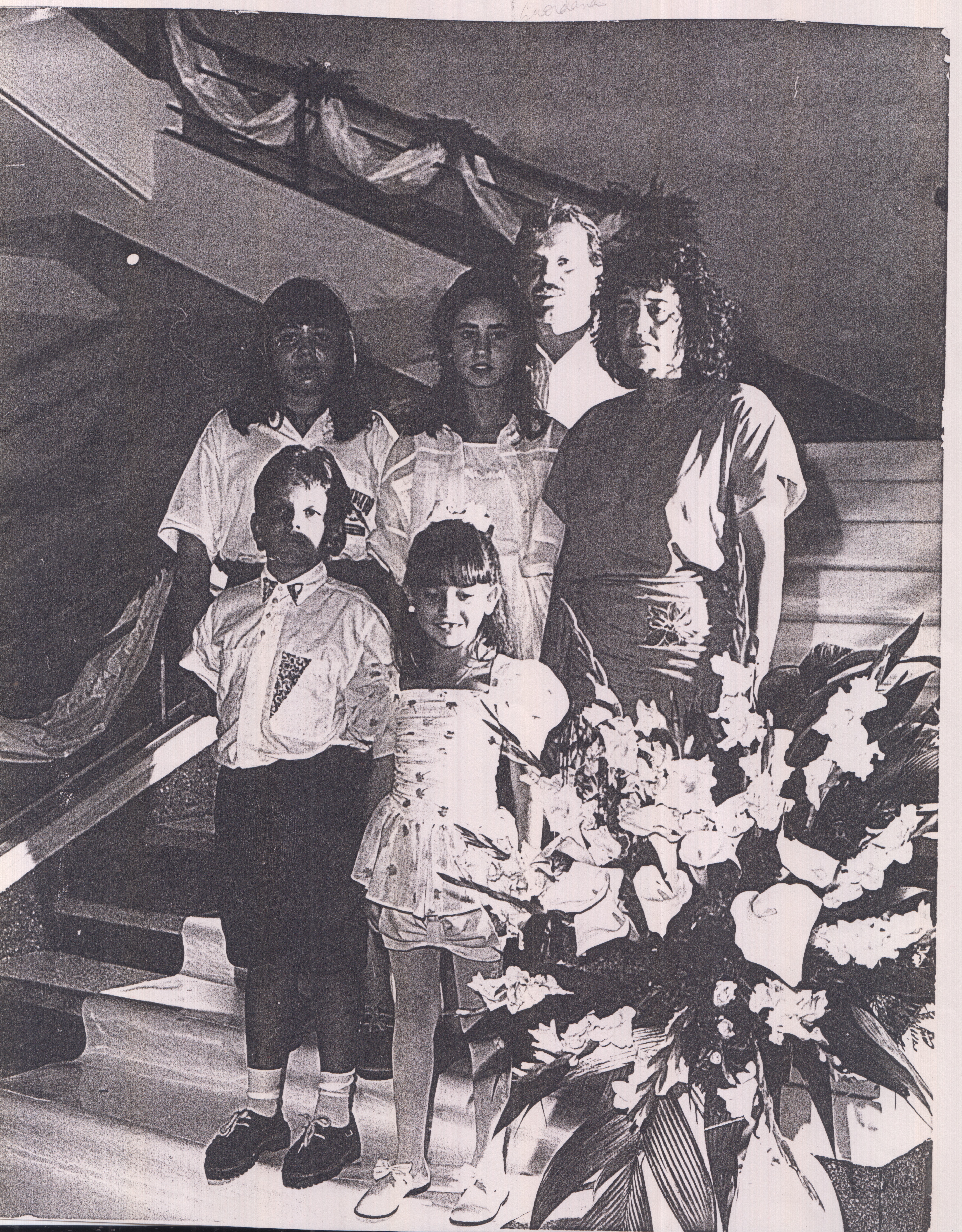 Foto tirada na escada do Grande Hotel Águas de São Pedro no réveillon. Na foto: Fernando Henrique de Moraes, sobrinho, Giordana Carolina, filha, Giovana Cristina Zani, filha, Gerusa de Cássia Zani, filha, Vera Lúcia Barbosa Zani, Esposa e Antônio Pereira de Moraes, cunhado.