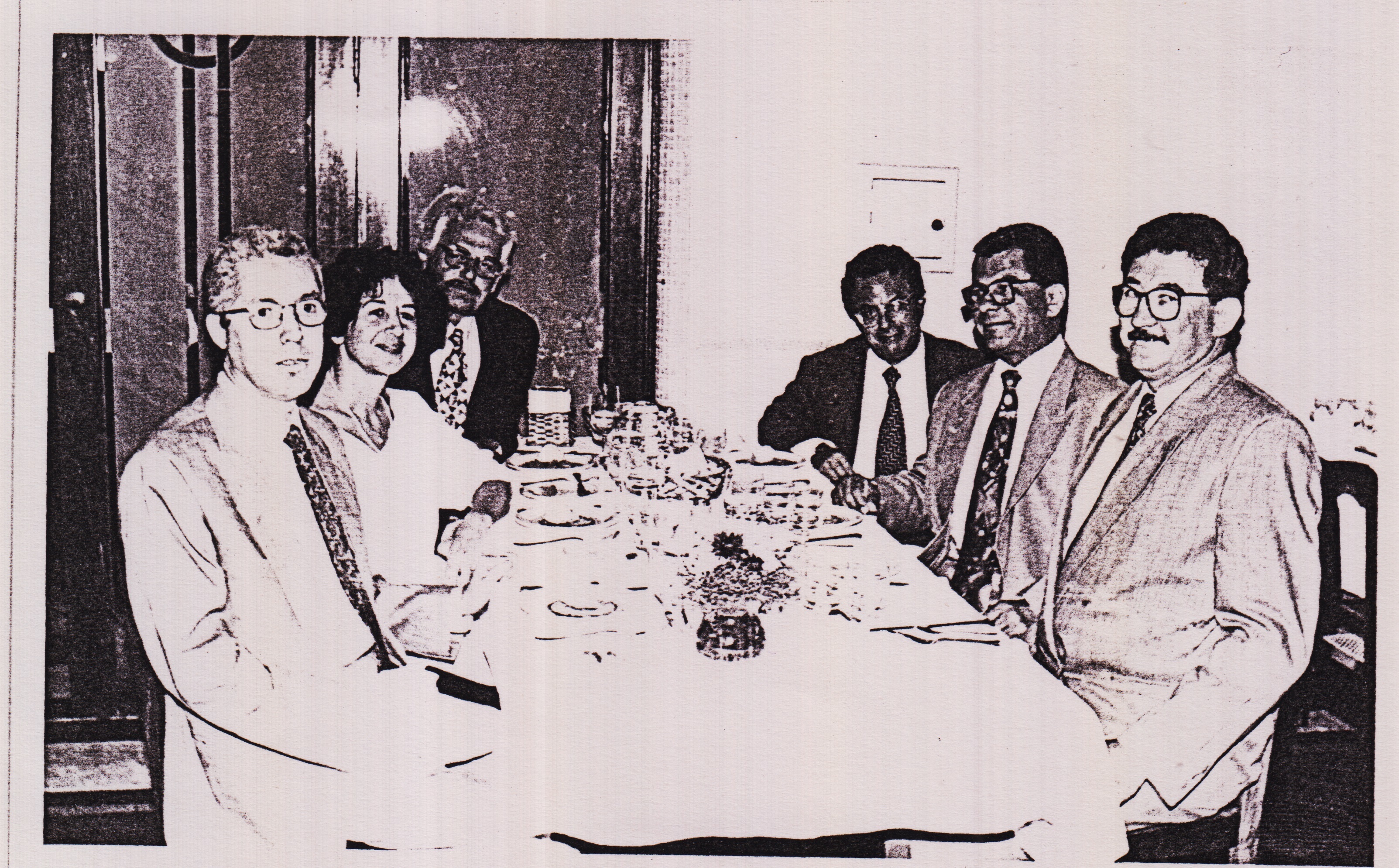 Personalidades do Senac em jantar musical comemorativo na reinauguração do Grande Hotel São Pedro que completava ao mesmo tempo, 25 anos de atividades. Na foto: Clairton Martins (Superintendente de Administração), Maria Pilar Tohá Farré (Gerente de Comunicação), Luis Francisco de Assis Salgado (Diretor Regional), Dárcio Sayao Maia (Gerente de Recursos Humanos), José Rui Veloso Campos (Gerente do Centro de Estudos de Administração e Hotelaria) e José Benedito.