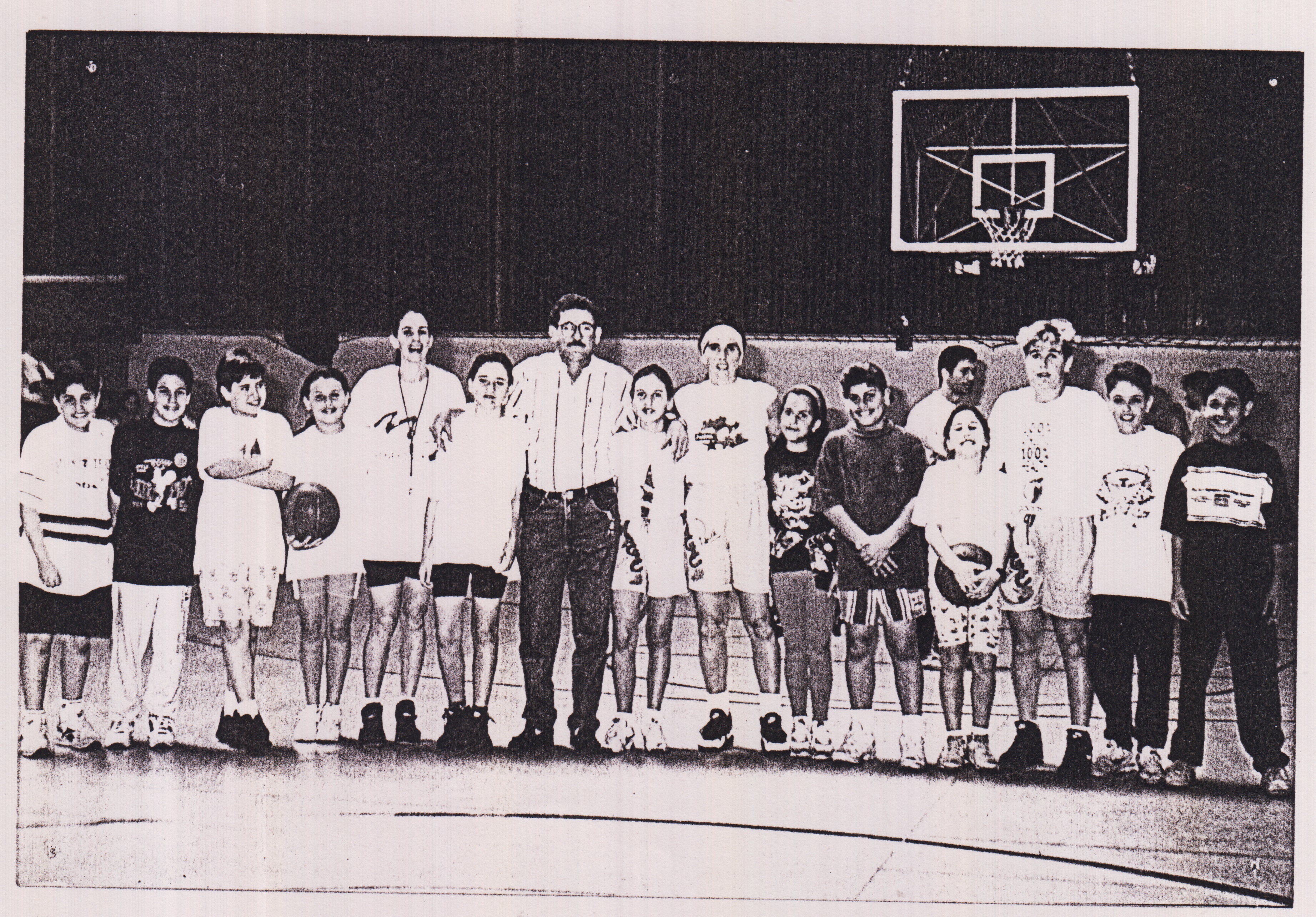 Filhos dos hóspedes do Grande Hotel São Pedro juntamente com as jogadoras de basquete profissional Cinira, Paula e Branca durante um programa do hotel chamado