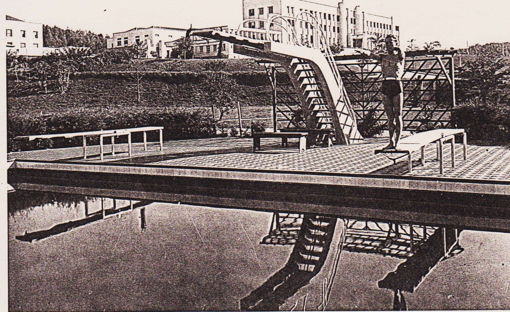 A foto mostra o Balneário, construção anterior ao Grande Hotel São Pedro. Ao fundo, avistamos o alojamento de motorista, o auditório, o cinema, a cozinha e à frente, um hóspede no trampolim da piscina.