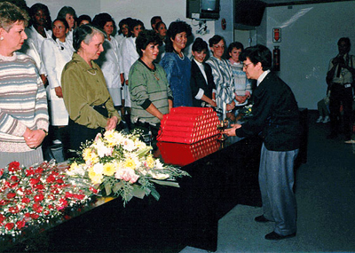 Giselda (Gerente do Senac Saúde) na formatura da turma de Enfermagem na Unidade Senac SP. Na foto: Evaniza Maria Aroni (Enfermeira Técnica), Mariângela Borsoi (Nutricionista), Giselda, Nilce Sakurai (Secretária), (?), Lídia Klein Basso (Enfermeira), Rosa (Enfermeira), à frente, Maria Lúcia.
