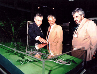 Exposição de maquetes dos edifícios do SESC e SENAC, no Sesc Pompéia, dentro do evento Arquitetura e Lazer. Luiz enfatizava a construção de prédios próprios para o Senac. Na foto (da esq. p/ a dir.): Abram Szajman (presidente da FCESP), Luiz (DIretor Regional do Senac) e Domingos Barbosa da Rocha (Gerente do Sesc Pompéia).