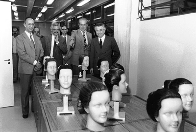 José Domingues Vinhal (3º à esq) durante visita às instalações do SENAC Vila Prudente, por ocasião de sua inauguração. Na foto (da esq. p/ a dir.): Diretor Administrativo do Departamento Nacional do Senac, Luiz Francisco de Assis Salgado (Diretor Regional), José Domingues (Conselheiro) e Abram Szajman (Presidente do Conselho Regional).  Na imagem Abram (apontando) achava engraçado os cortes de cabelo e José explicava-lhe que era um 