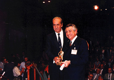 José Domingues Vinhal (1º à esq.) recebendo o prêmio Caixeiro-Viajante das mãos de Abram Szajman em cerimônia na Federação do Comércio do Estado de São Paulo, na Avenida Paulista, por ser um destaque nos serviços prestados área comercial.