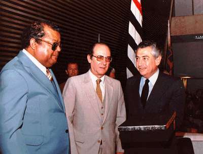 O funcionário mais antigo do SESC-SP e Oswaldo, o funcionário mais antigo do SENAC-SP, entregando presente oferecido pelos funcionários dessas instituições em homenagem a Abram Szajman (Presidente do SESC, SENAC e da FCESP). O evento ocorreu na Assembléia Legislativa de São Paulo e seu presidente, Luis Carlos dos Santos, proferiu discurso.