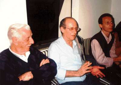 Aniversário de Manuela Lopes Moço (sobrinha neta de Oswaldo) que completava dois anos de idade. Ocorre o encontro de três gerações da família Bonavigo (da esq. p/ a dir.): Eduardo Bonavigo (pai), Oswaldo e Eduardo Antônio Bonavigo (filho).