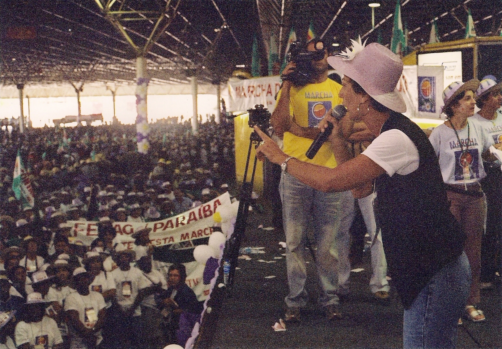 Rejane no palco como presidente da CUT DF em fala na abertura da primeira Marcha das Margaridas, no pavilhão do Parque da Cidade. Rejane disse: “Tinha 30 mil mulheres, foi lindo”.