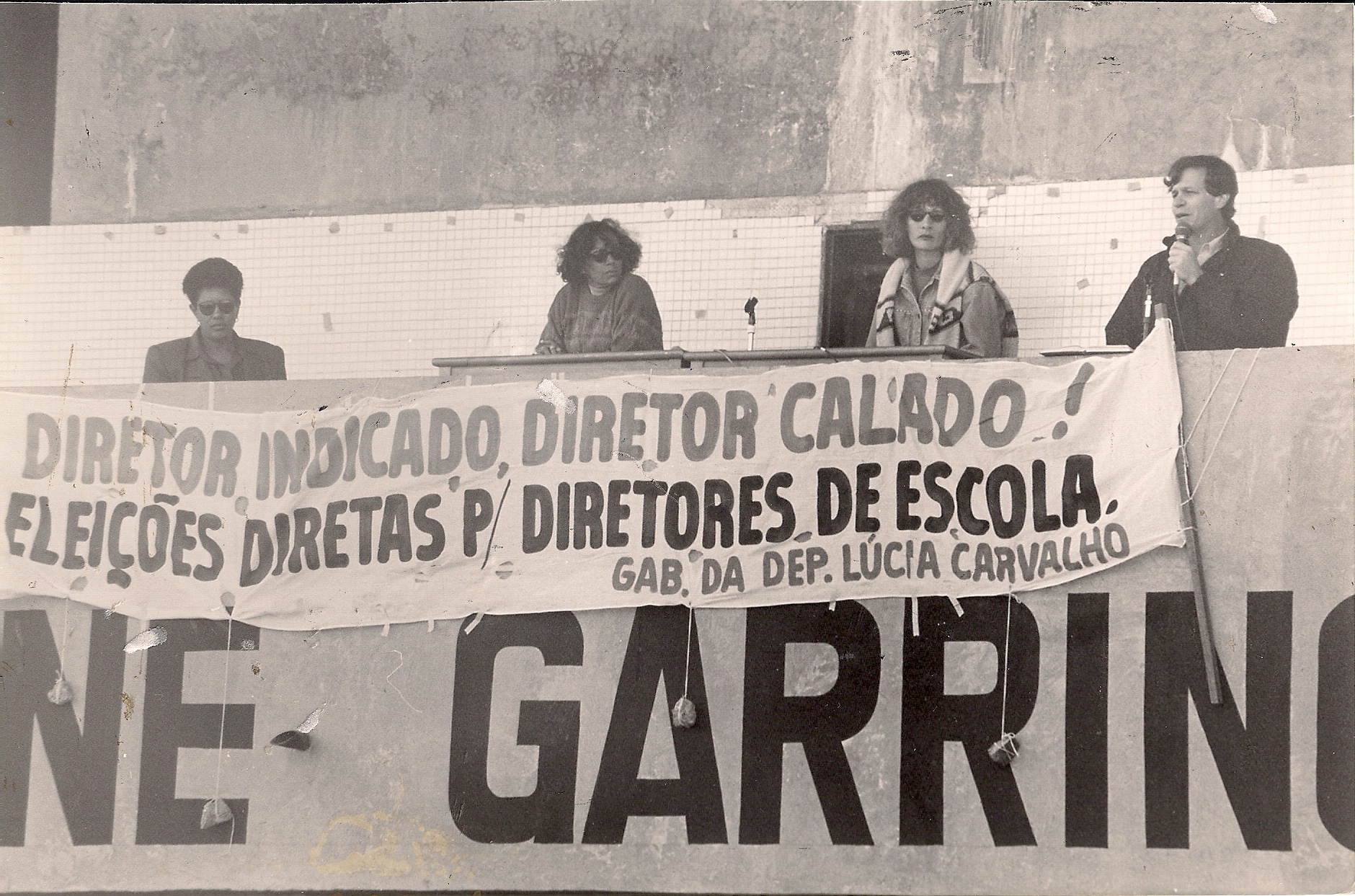 Da esquerda para a direita, a companheira Cida (fora da mesa), Luísa, Rejane e Marcio Baiochi, todos dirigentes do sindicato na época, em assembleia de campanha salarial dos professores. Em defesa da gestão democrática nas escolas públicas, com eleição direta para diretor e vice-diretor.