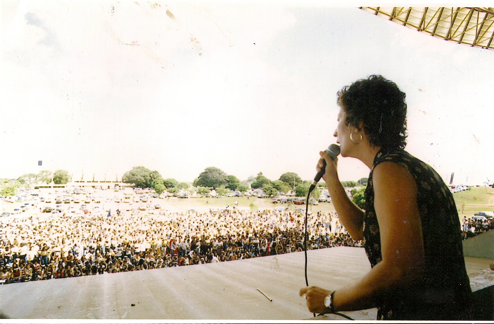 Rejane em fala na assembleia, em greve dos professores.