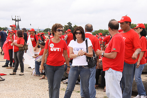 Rejane, à esquerda, na V Marcha dos Trabalhadores, um movimento organizado pela CUT nacional.