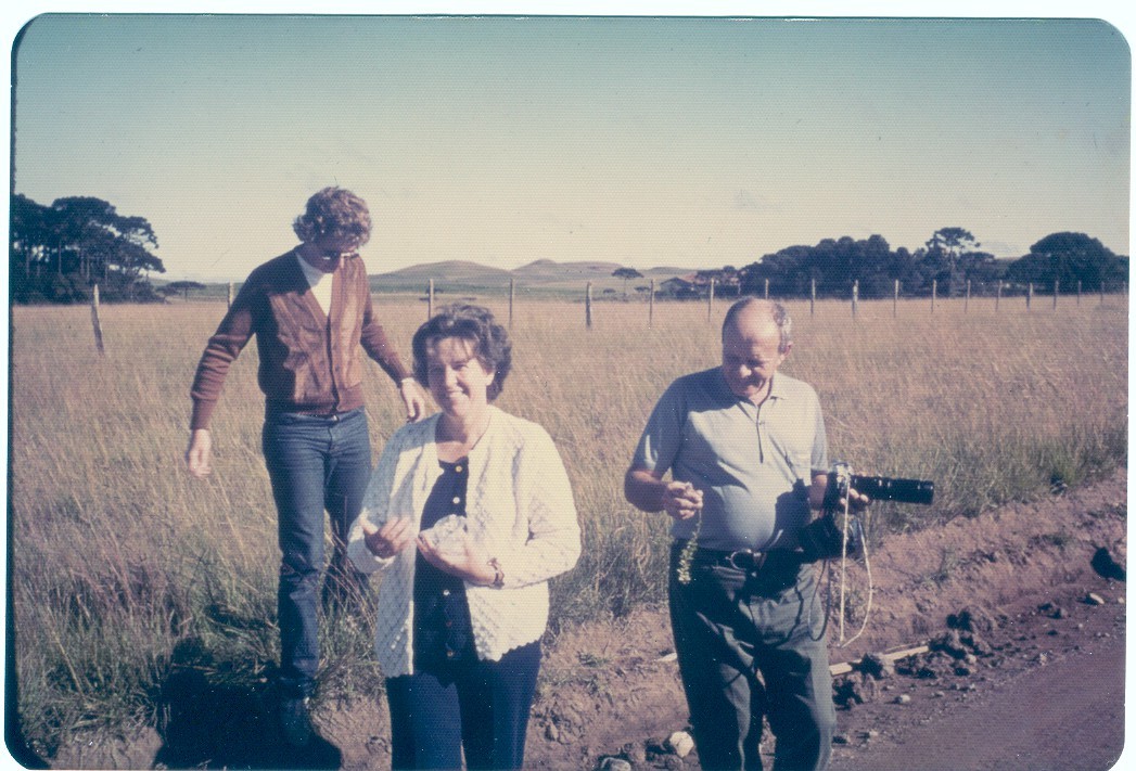 Carlos Alfredo à esquerda, Mathilde (mãe) ao centro e Aylthon (pai) à direita em coleta de material botânico no Parque Nacional de Aparados da Serra.