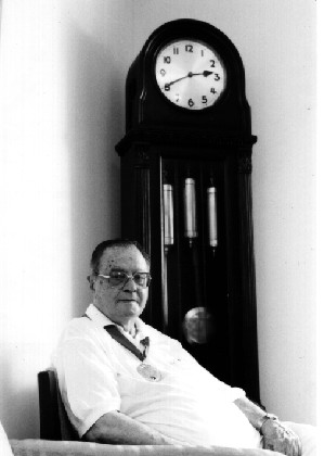 Paulo José de Almeida com 86 anos na sua residência, localizada na rua Rio Preto, no dia da entrevista de áudio, posando com a medalha do São Paulo F. C. 
Dia 30 de novembro de 1993.