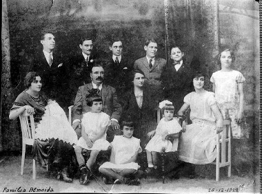 Retrato de família, com pais e irmãos.