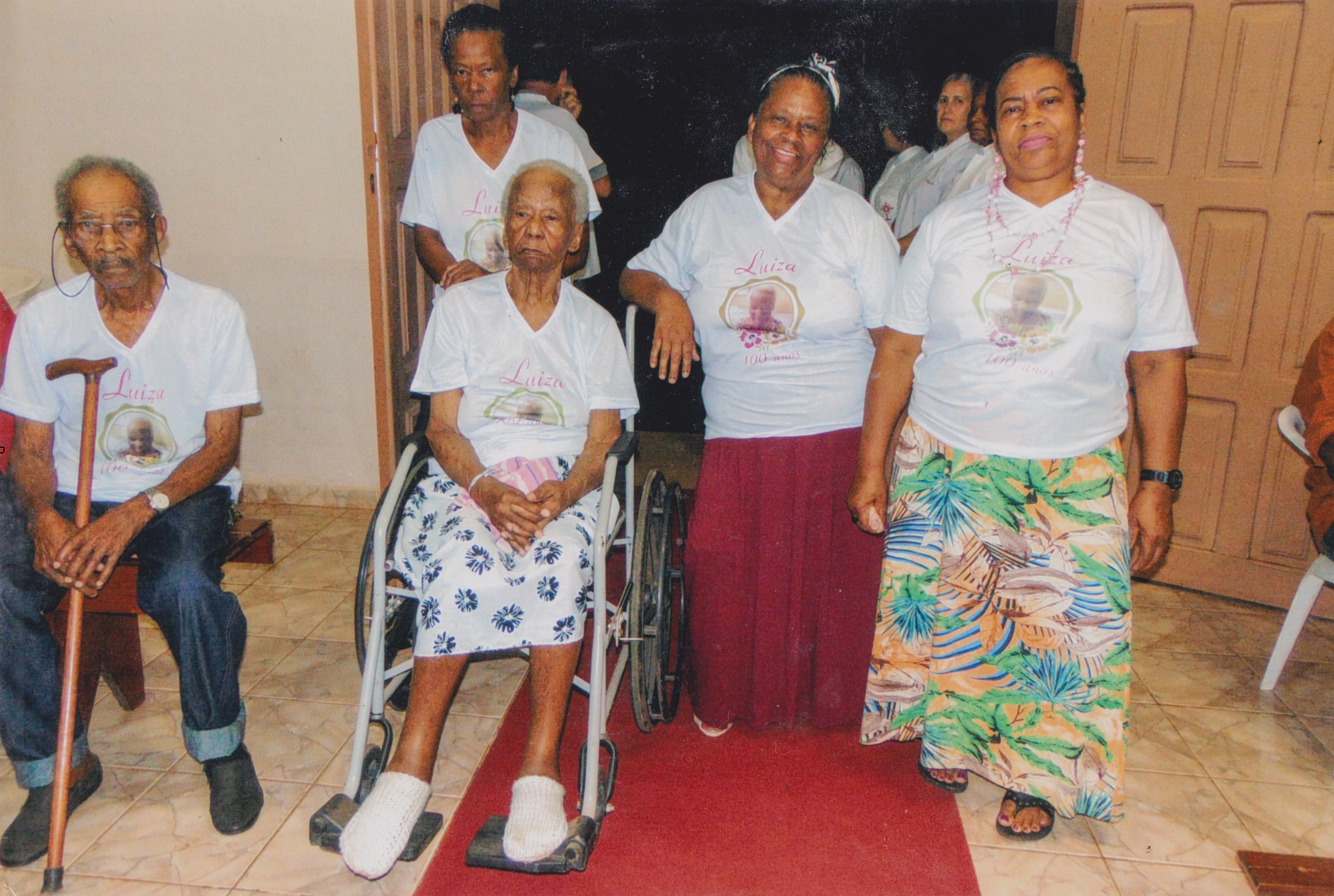 Missa em homenagem ao aniversário de 100 anos da dona Luiza, mãe de Valdete. Da esquerda para a direita vemos Aureliano Lopes (Pai), Dona Luiza na cadeira de rodas (Mãe), Isabel (Irmã), Atrás da cadeira da Luiza está a Magna (Irmã) e Valdete (entrevistada).